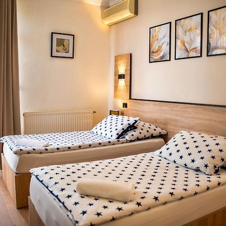 Hotel Bolero Gyor Bagian luar foto