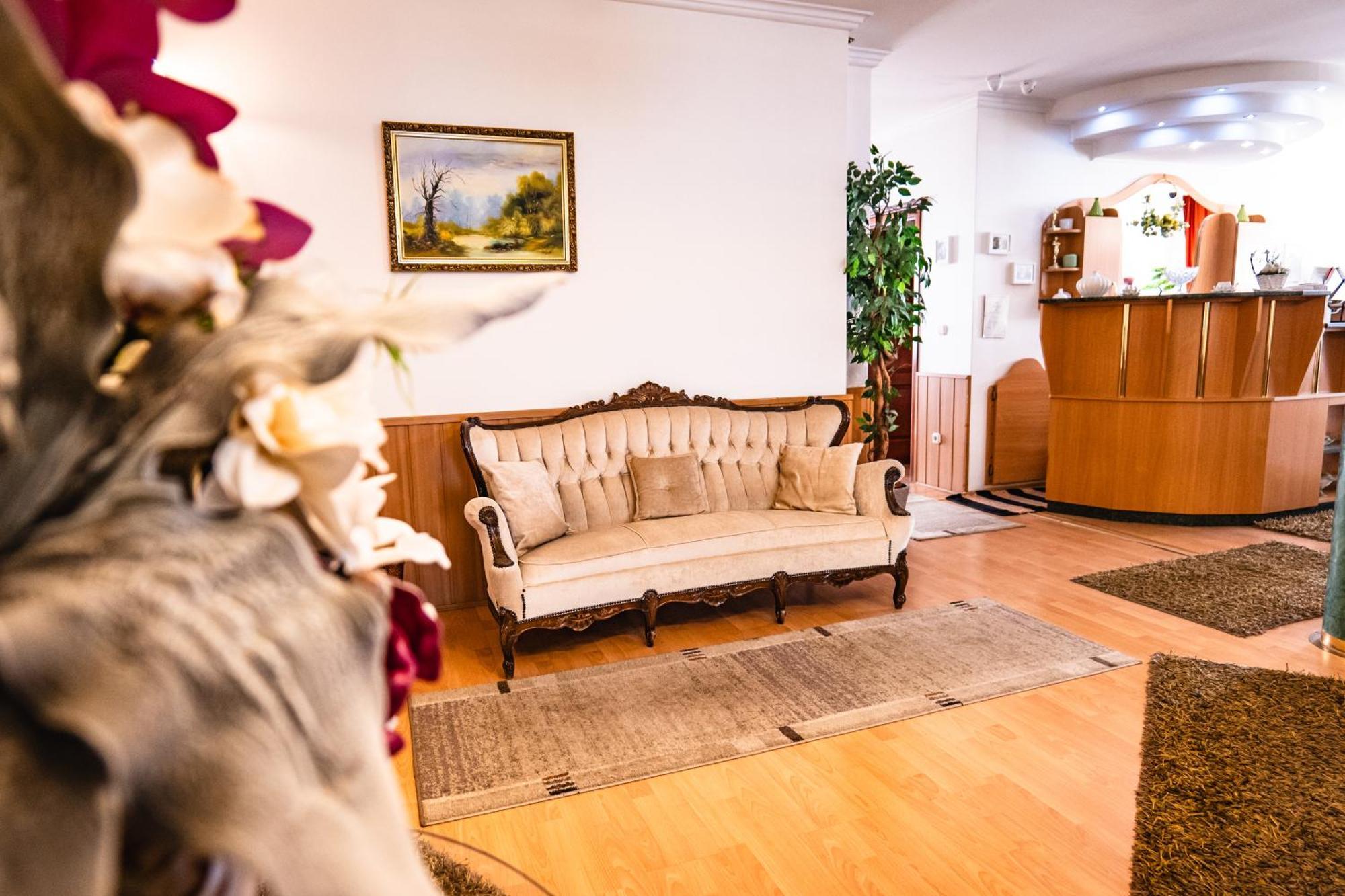 Hotel Bolero Gyor Bagian luar foto