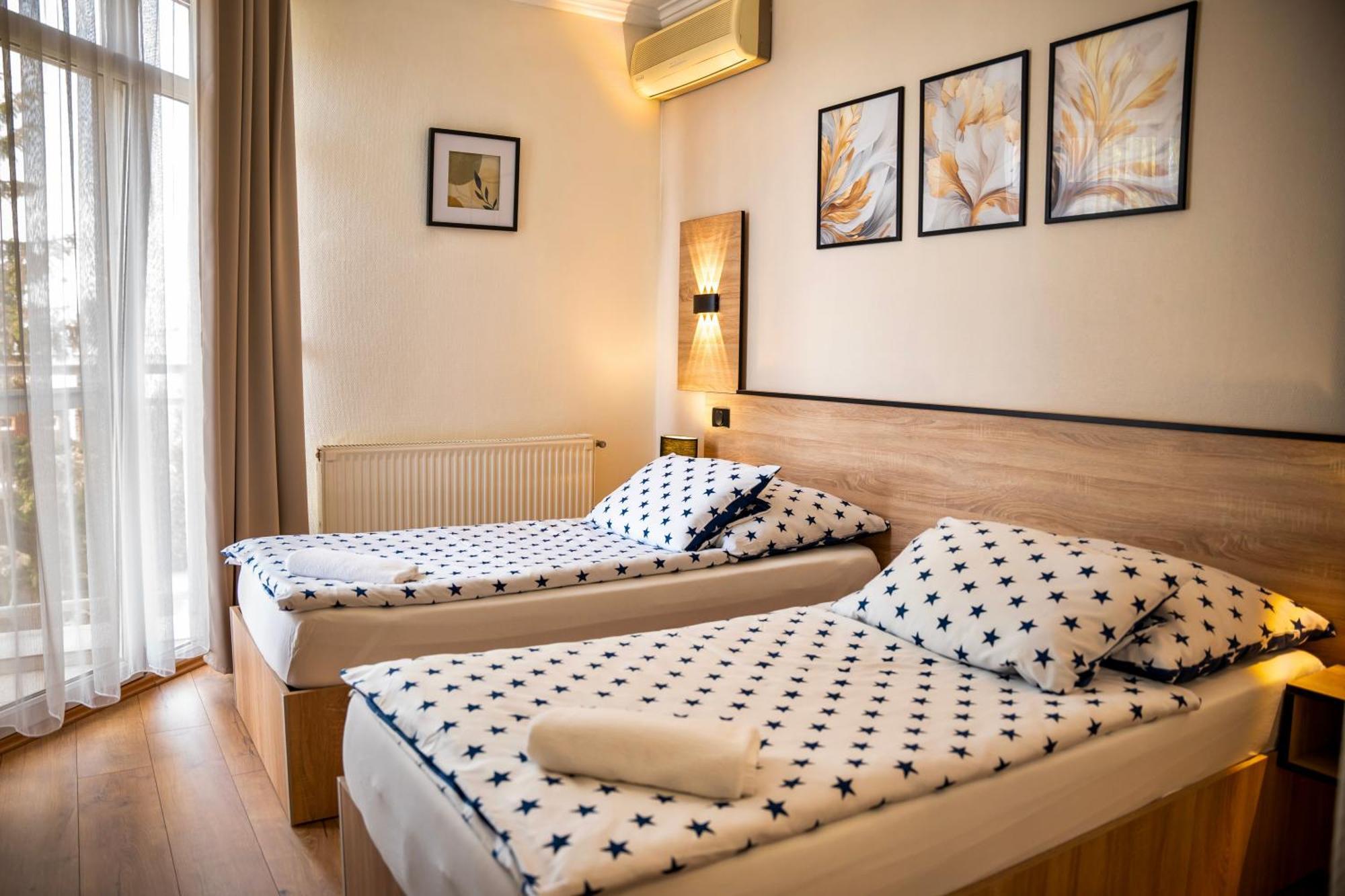 Hotel Bolero Gyor Bagian luar foto