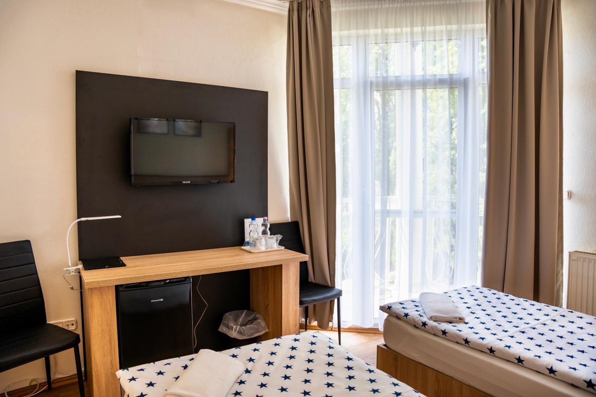 Hotel Bolero Gyor Bagian luar foto